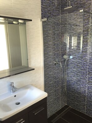 Shower, hair dryer, towels, soap - Beautiful house, seafront, swimming-pool, 25km from Split Airport (Sevid)