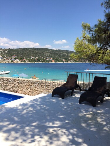 Beautiful house, seafront, swimming-pool, 25km from Split Airport