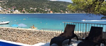 Vakker villa, ved stranden med privat basseng, 25 km fra Split flyplass