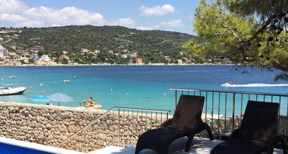 Beautiful house, seafront, swimming-pool, 25km from Split Airport