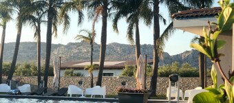 Orange hus med stor park och pool.