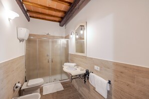 Een douche, een haardroger, een bidet, handdoeken