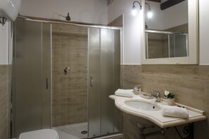 Dusche, Haartrockner, Bidet, Handtücher