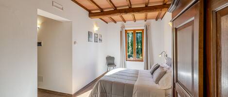6 bedrooms, iron/ironing board, travel cot, free WiFi