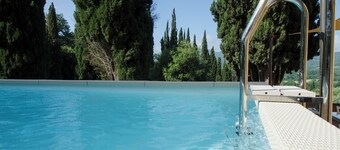 TWO PRIVATE VILLAS WITH 2 HEATED SWIMMING POOLS IN LUSH PRIVATE ESTATE SLEEPS 12