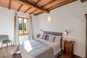 6 bedrooms, iron/ironing board, travel crib, free WiFi - TWO PRIVATE VILLAS WITH 2 HEATED SWIMMING POOLS IN LUSH PRIVATE ESTATE SLEEPS 12 (chiusi)