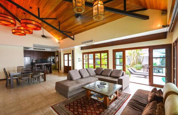 Smart-TV, DVD-Player, Videothek, Stereoanlage