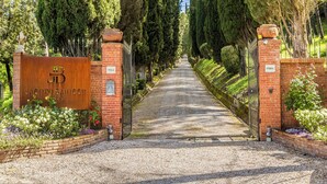 A gated entrance with a sign reading "JACOPPO BAIOCCO TIETAS" and "FEBEA" on either side.