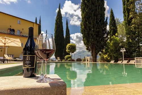 VILLA TOSCANE DE LUXE AVEC PISCINE ET ÉGLISE PRIVÉE