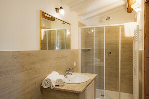 Ensemble baignoire-douche, séchoir à cheveux, bidet, serviettes fournies
