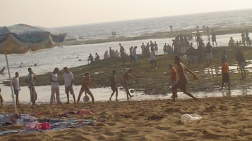 Playa en los alrededores y camastros