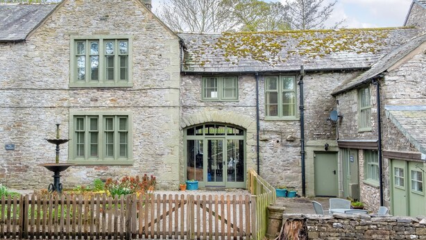 A stone building with a wooden fence, a gate, and a small garden area. - 5 bedroom accommodation in Shap, near Penrith (Shap, near Penrith)