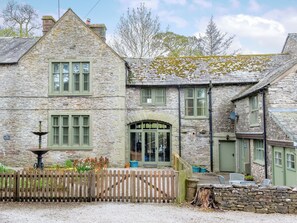 A stone building with a wooden fence, a gate, and a small garden area. - 5 bedroom accommodation in Shap, near Penrith (Shap, near Penrith)