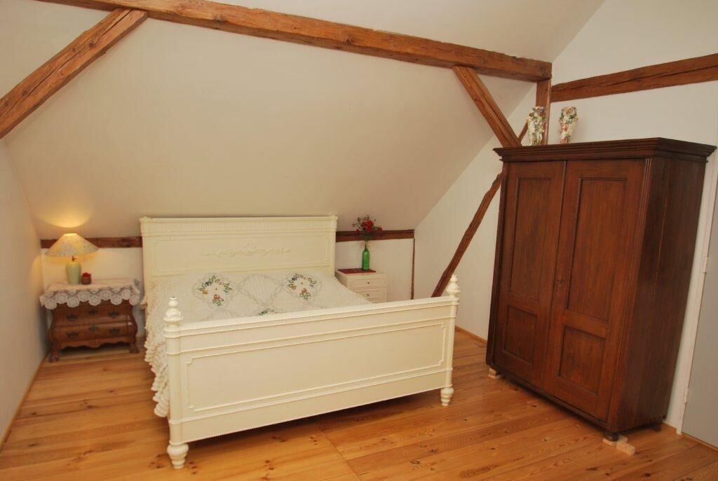 2 bedrooms, iron/ironing board, internet