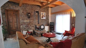 Fernseher, Kamin, DVD-Player