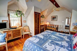 1 habitación, escritorio, tabla de planchar con plancha y cuna de viaje 