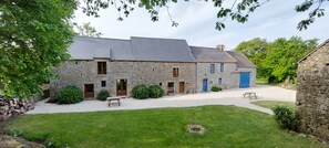 Exterior - Stunning barn conversion, vaulted ceilings, huge walk-in fireplace, u/fl heating (Mégrit)