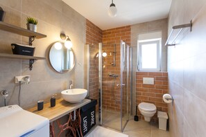 Dusche, Haartrockner, Handtücher, Seife