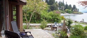 Family & pet friendly, homey beachfront Cottage, Halfmoon Bay, Sunshine Coast