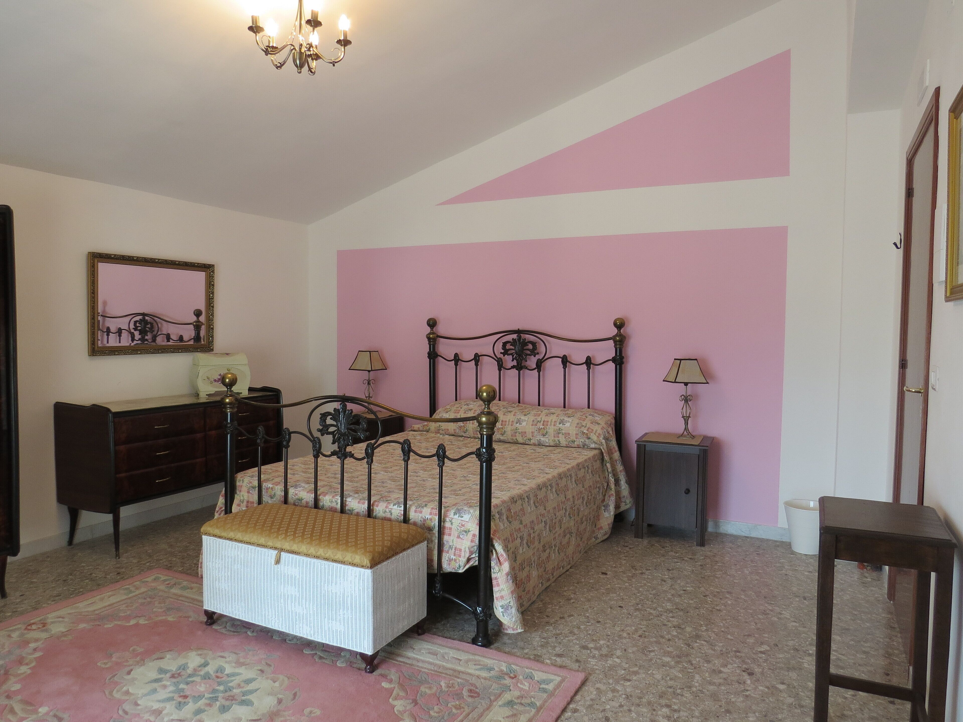 4 多间卧室、免费 WiFi、床单