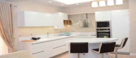 Réfrigérateur, micro-ondes, four, lave-vaisselle