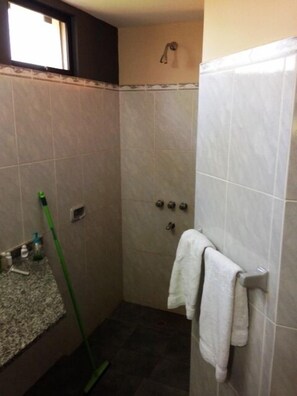 Dusj, bidé og håndklær