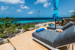 Property grounds - Sophisticated Oceanfront Villa, Beach Access (Kralendijk)