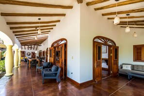 Interior - Sophisticated Oceanfront Villa, Beach Access (Kralendijk)