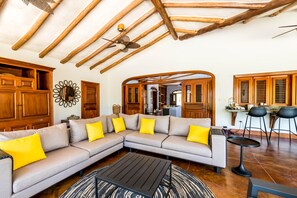 Smart TV, books, stereo - Sophisticated Oceanfront Villa, Beach Access (Kralendijk)