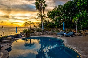 Pool - Sophisticated Oceanfront Villa, Beach Access (Kralendijk)
