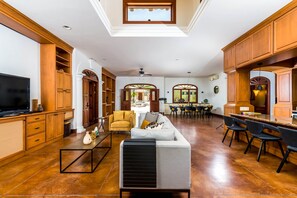 Una Smart TV, libros, un reproductor estéreo