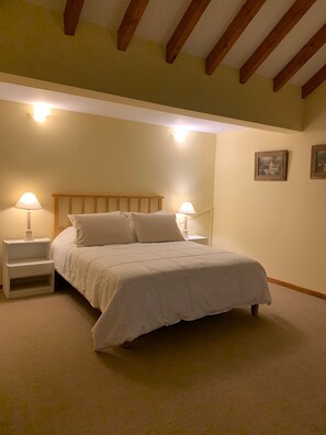 5 Schlafzimmer, Zimmersafe, Schreibtisch, Bügeleisen/Bügelbrett