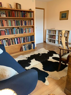 Smart TV, fireplace, DVD player, books - Beautiful log house on a hillside. Spectacular view. Sleeps 8. (San Martin de los Andes)