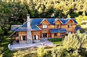 Exterior - Beautiful log house on a hillside. Spectacular view. Sleeps 8. (San Martin de los Andes)