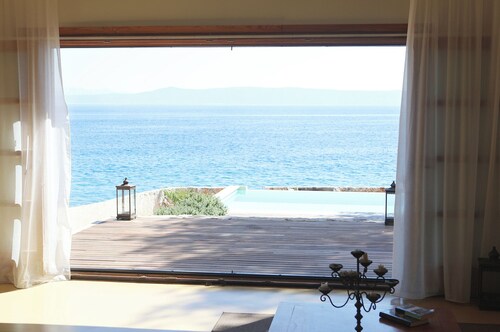 Amazing seafront setting-Infinity pool
