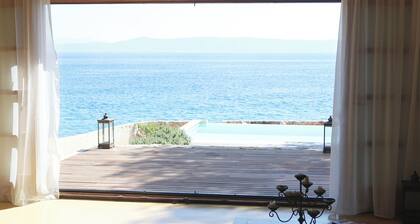 Amazing seafront setting-Infinity pool