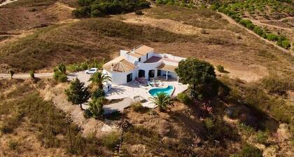 Tilava perhehuvila. 3 vuodetta / oma uima-allas. WiFi, ilmastointi, panoraamanäkymät