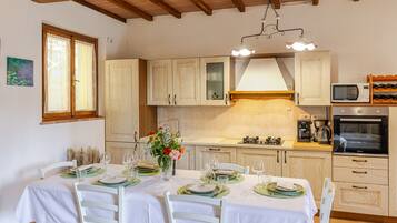 Frigorifero, microonde, forno, piano cottura