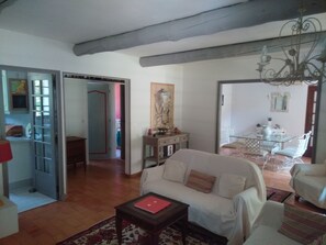 Televisie, tafelvoetbal, een tafeltennistafel en boeken