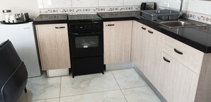 Een magnetron, een oven, een waterkoker, een broodrooster