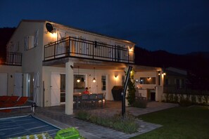 Outdoor dining - Newly built holiday home for 8 people, private swimming pool in Castellane South France (Castellane)