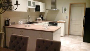 Fridge, microwave, oven, stovetop - Newly built holiday home for 8 people, private swimming pool in Castellane South France (Castellane)