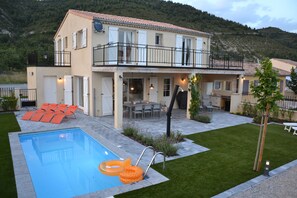Outdoor pool, a heated pool - Newly built holiday home for 8 people, private swimming pool in Castellane South France (Castellane)