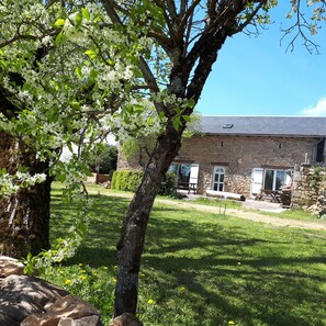 Property grounds - Peace and Pleasure in the Countryside (Saint-Laurent-D'olt)