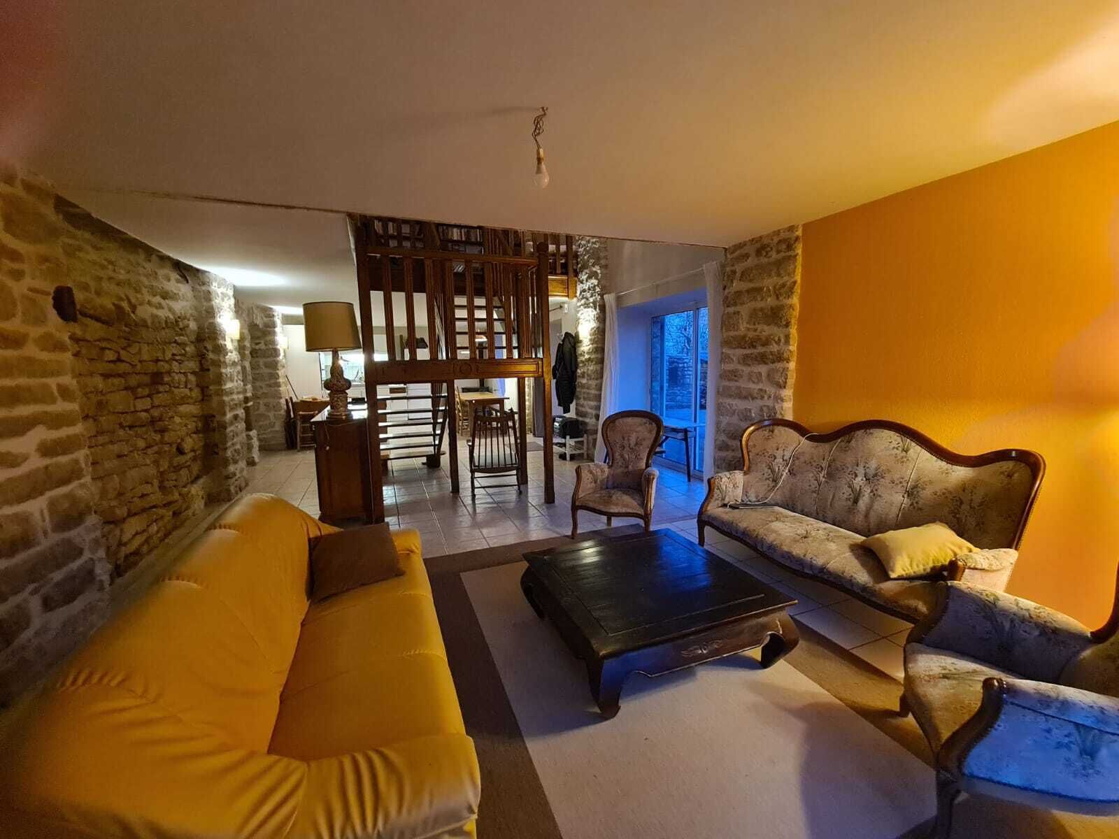 電視、壁爐、DVD 播放機、書籍