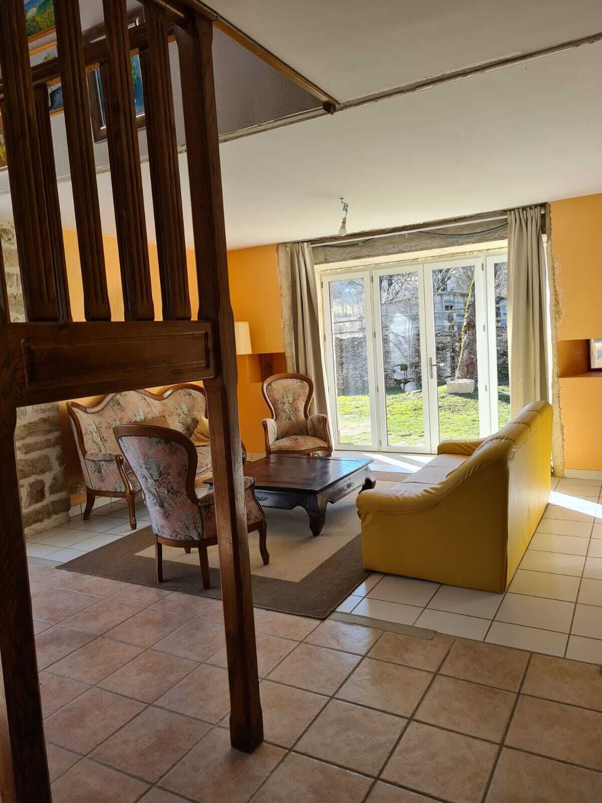 電視、壁爐、DVD 播放機、書籍