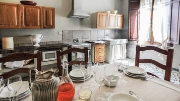 Réfrigérateur, four, plaque de cuisson, cafetiÚre/bouilloire