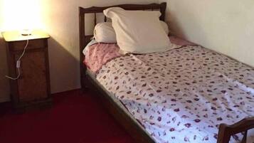 1 chambre, fer et planche à repasser, draps fournis