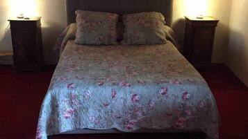 1 habitación, tabla de planchar con plancha y ropa de cama