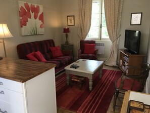 Televisión de pantalla plana, reproductor de DVD y tenis de mesa 
